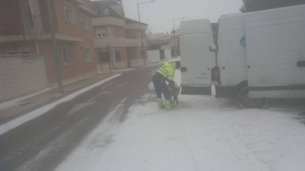 Aspecto que presentaba la plaza España de La Flecha, en Arroyo de la Encomienda,a primera hora de la mañana. 