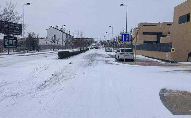 Aspecto que presentaba la avenida de Aranzana, principal arteria de Arroyo, que une La Flecha y Las Lomas. 