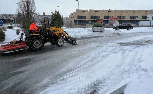 Máquinas trabajando para retirar nieve y hielo de las vías de comunicación de Arroyo de la Encomienda. 