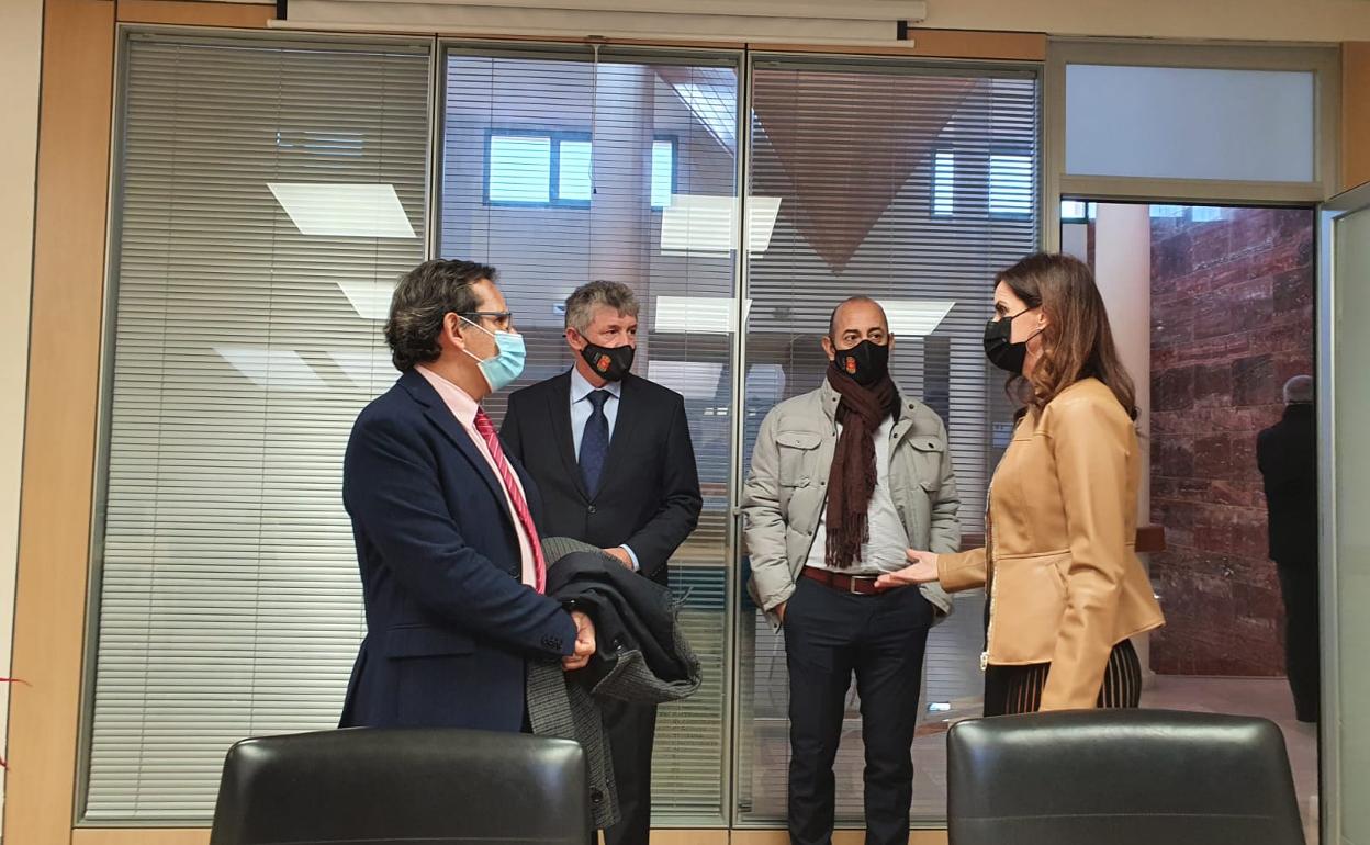 El alcalde de Arroyo, Sarbelio Fernández, recibió a la Consejera de Empleo e Industria de la Junta de Castilla y León, Ana Carlota Amigo, en presencia del concejal de Fomento, Rafael Velasco. 