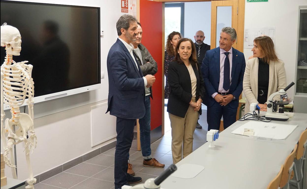 Visita en marzo pasado de la cosejera de Educación, Rocío Lucas, acompañada por el alcalde de Arroyo, Sarbelio Fernández, y el director del IESO Arroyo, Jesús Manso. 