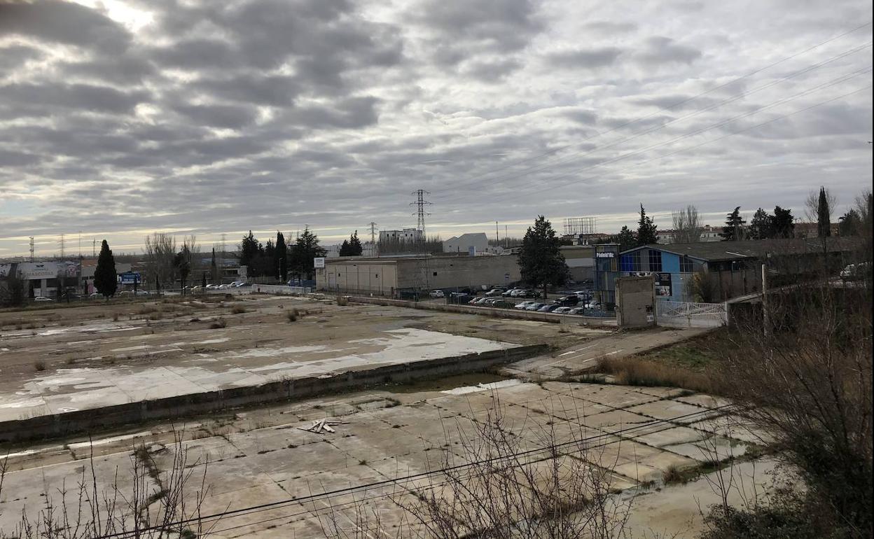 Parcela de Cartisa tras la demolición de la fábrica cartonera. 