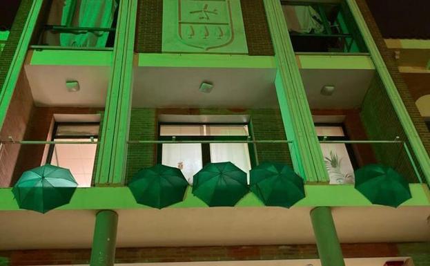 Detalle de los paraguas en el balcón principal del despacho del alcalde de Arroyo de la Encomienda. 