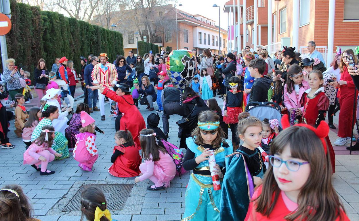 Desfile de disfraces en los carnavales del año pasadp por Arroyo núcleo. 