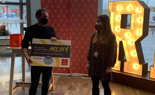 El futbolista Juan Carlos Rodríguez recogió el talón de la Fundación Eusebio Sacristán. 