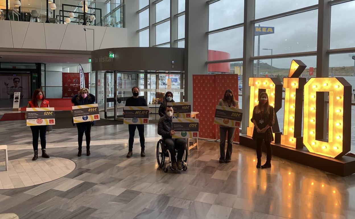 Representantes de las ONGs que han recibido los fondos benéficos de las recaudaciones de las campañas de RÍO Shopping en Arroyo de la Encomienda. 