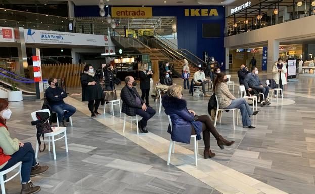 Asistentes a la entrega de los cheques en el hall de acceso a RÍO Shopping. 