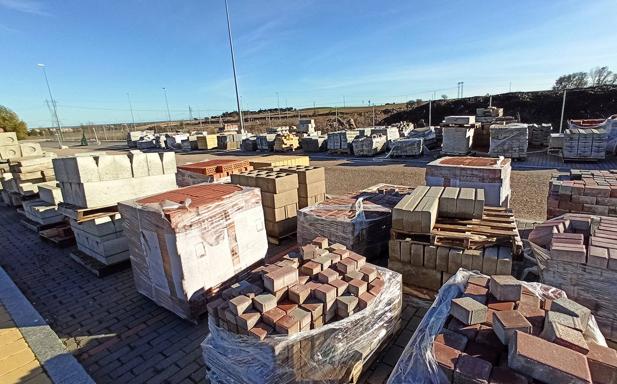 Material de aceras, bordillos y adoquines con los que se pavimentan las calles y plazas de Arroyo de la Encomienda. 