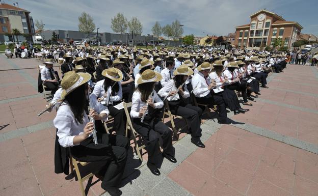 Alumnos de la escuela municipal de música de Arroyo en una actuación en la plaza de España de La Flecha. 