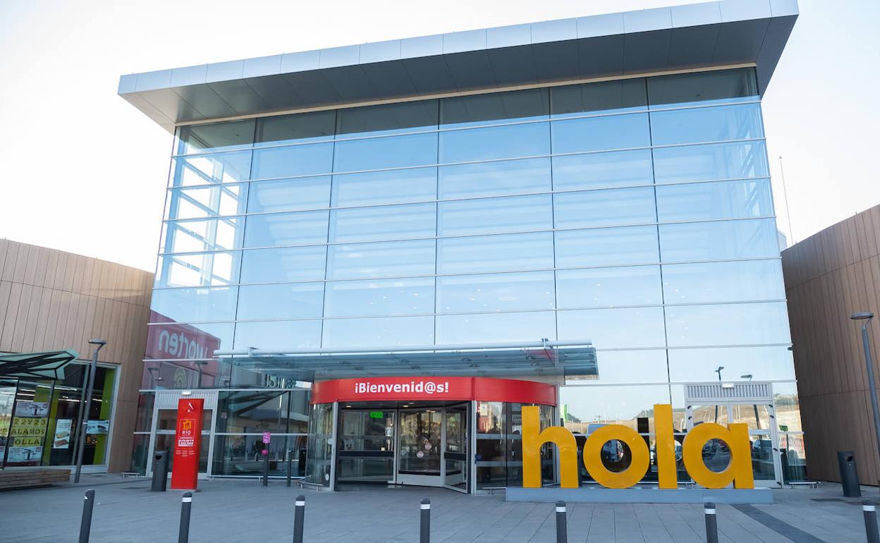 Entrada a RÍO Shopping en Arroyo de la Encomienda. 