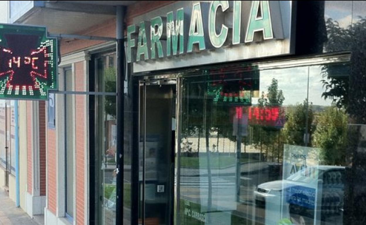Farmacia de la Plaza España de La Flecha, una de las tres que existen en Arroyo de la Encomienda en la actualidad. 