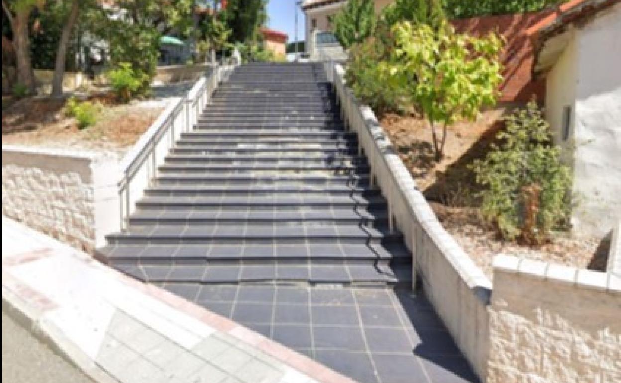 Escaleras de la calle Maravillas de Arroyo de la Encomienda que serán objeto de una remodelación y adencentamiento inmediatos. 