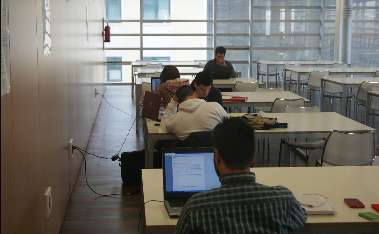 Varios universitarios en la sala de estudio de la Casa de Cultura de La Flecha que volverá a la actividad después de las vacaciones de Semana Santa. 