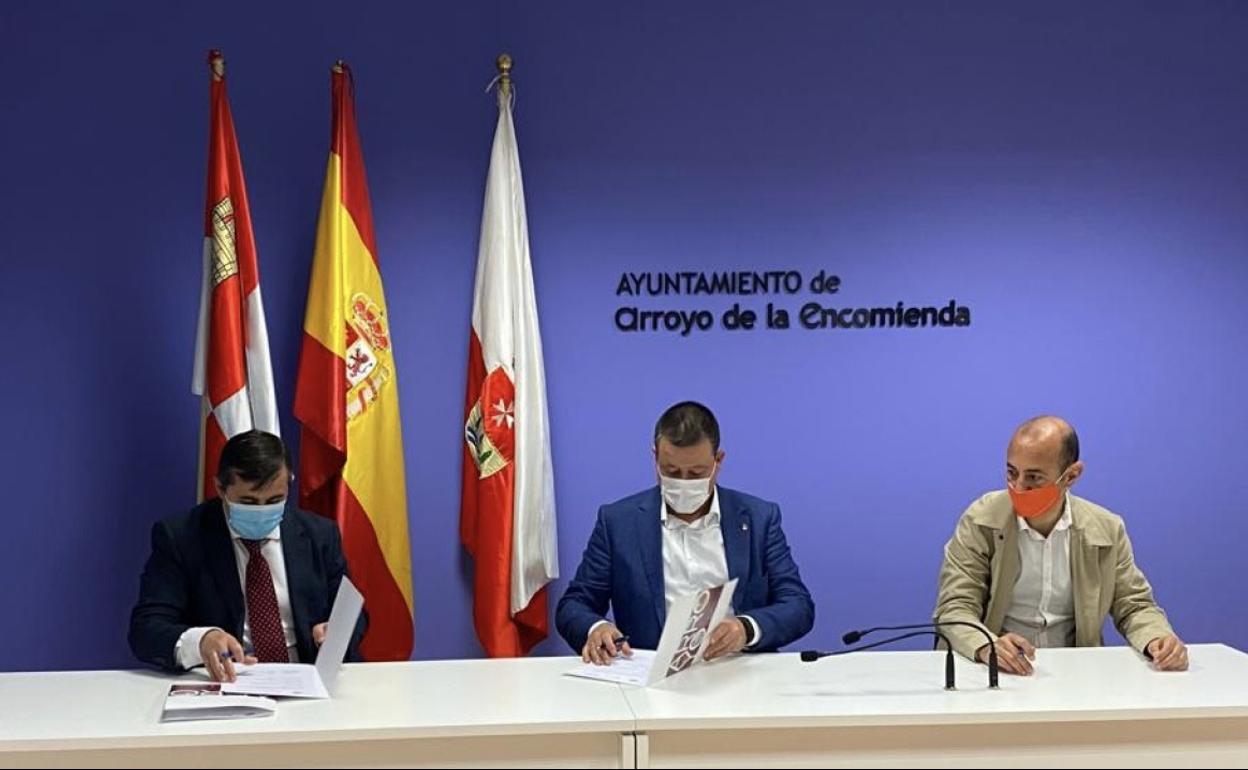 El acuerdo fue firmado por los portavoces de las tres formaciones políticas. 