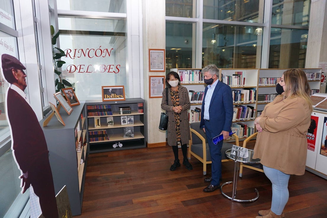 Un libro recopilatorio de artículos y textos de Delibes y la portada de El Norte de Castilla del día que recibió el Premio Cervantes son varios de los nuevos elementos que se incorporan al Rincón de Delibes. 