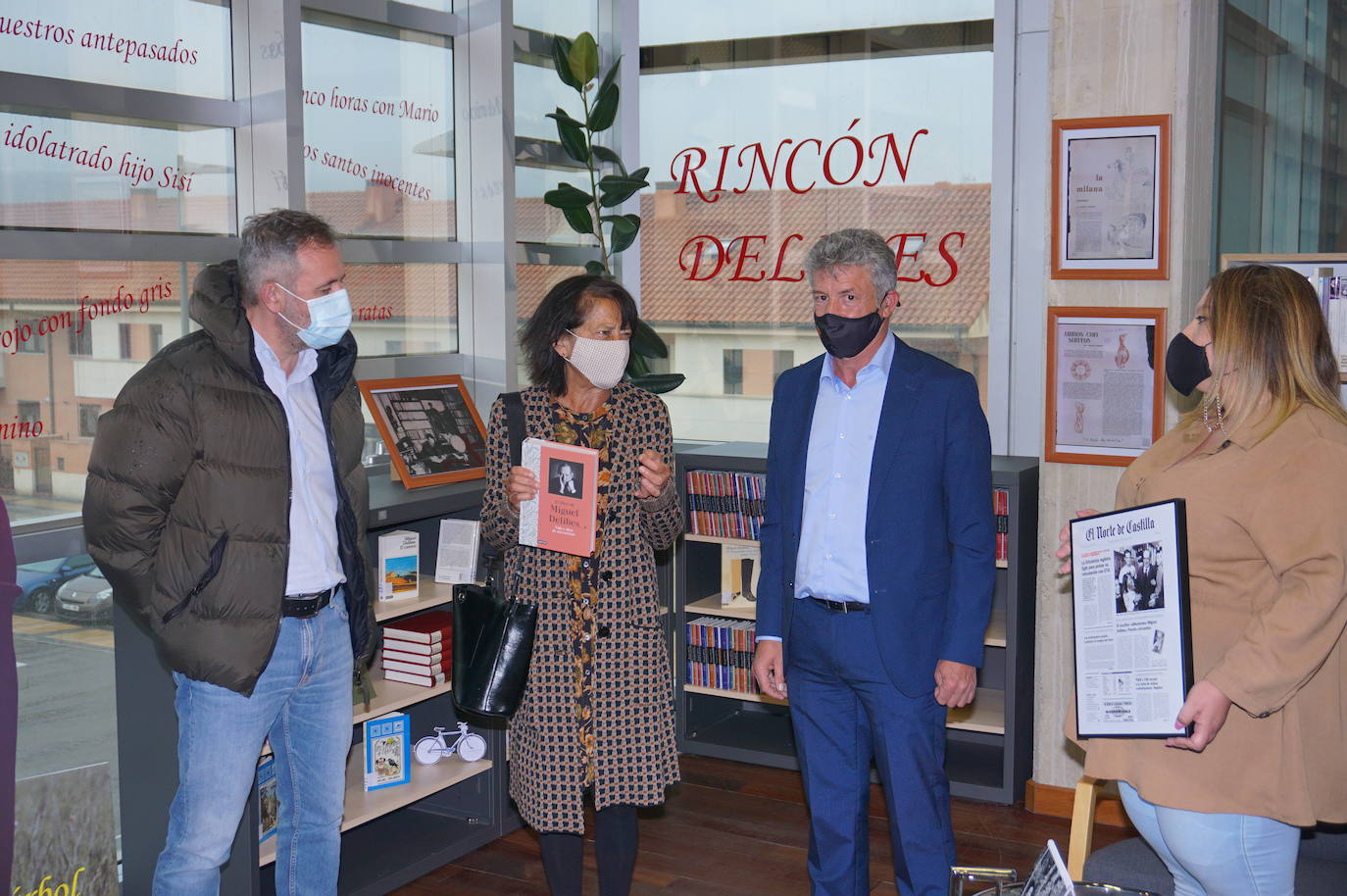 Un libro recopilatorio de artículos y textos de Delibes y la portada de El Norte de Castilla del día que recibió el Premio Cervantes son varios de los nuevos elementos que se incorporan al Rincón de Delibes. 