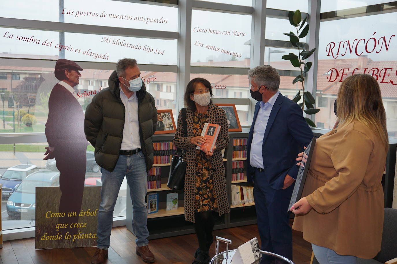 Un libro recopilatorio de artículos y textos de Delibes y la portada de El Norte de Castilla del día que recibió el Premio Cervantes son varios de los nuevos elementos que se incorporan al Rincón de Delibes. 