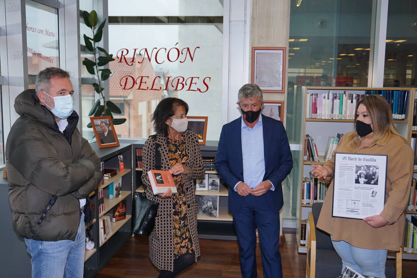 Un libro recopilatorio de artículos y textos de Delibes y la portada de El Norte de Castilla del día que recibió el Premio Cervantes son varios de los nuevos elementos que se incorporan al Rincón de Delibes. 