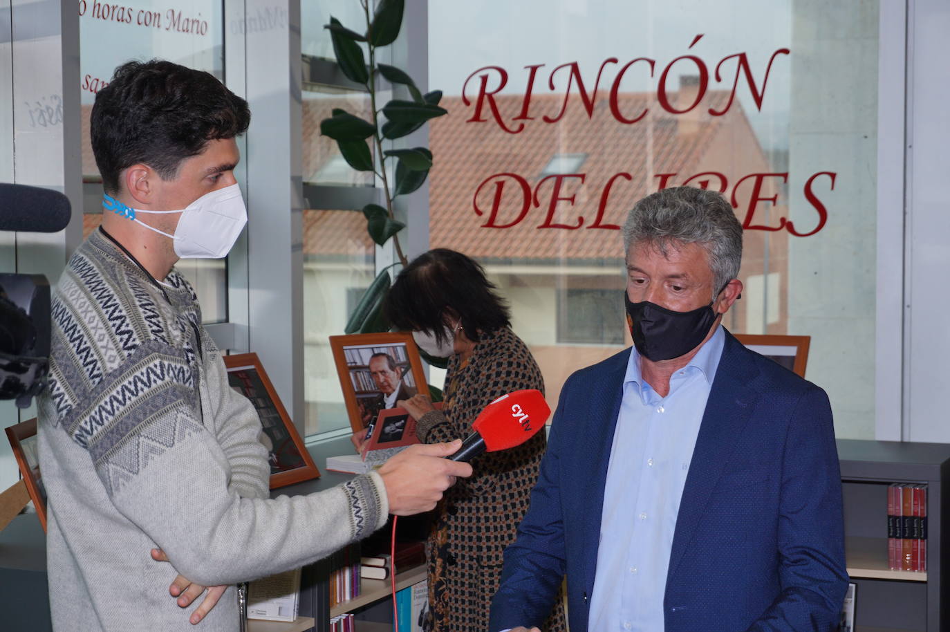 Un libro recopilatorio de artículos y textos de Delibes y la portada de El Norte de Castilla del día que recibió el Premio Cervantes son varios de los nuevos elementos que se incorporan al Rincón de Delibes. 