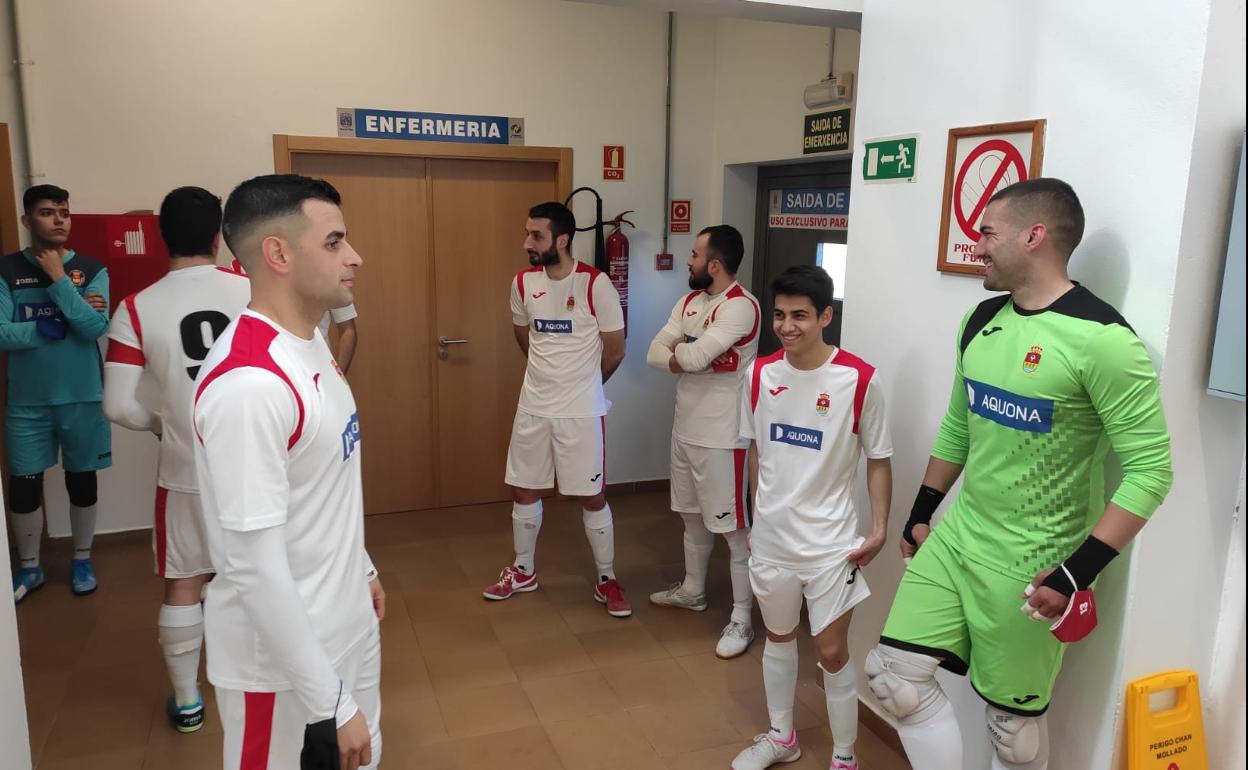 Plantilla del Unión Arroyo de fútbol sala preparada para saltar a la cancha del pabellón gallego Cidade de Narón. 