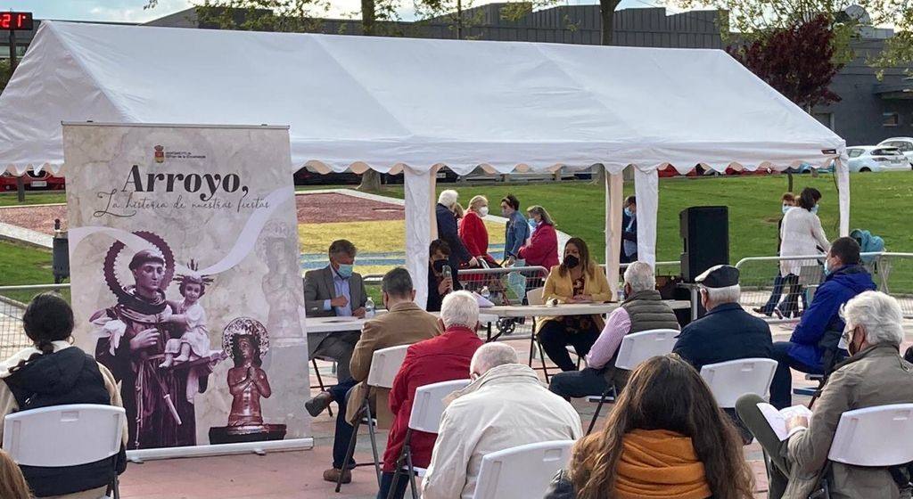 Todas las actividades de la I Feria del Libro de Arroyo han contado con destacada asistencia de público. 