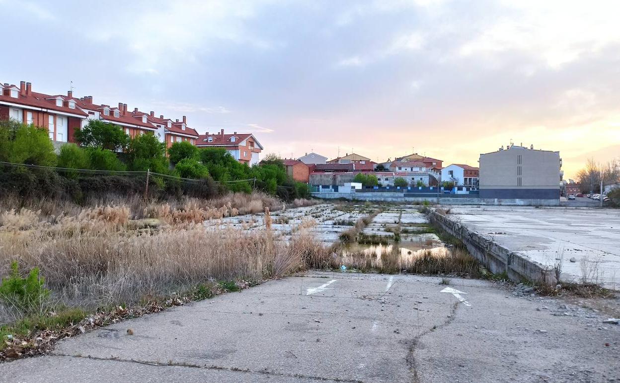 Solar de la extinta Cartisa en la que se levantarán tres bloques de viviendas en altura. 