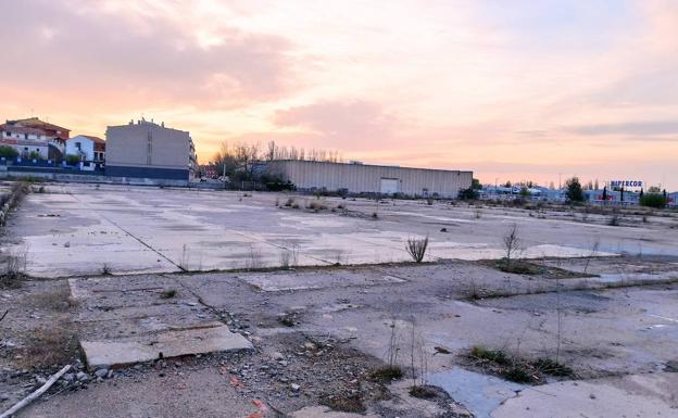 El solar se encuentra limpio para comenzar las obras de cimentación y urbanización. 