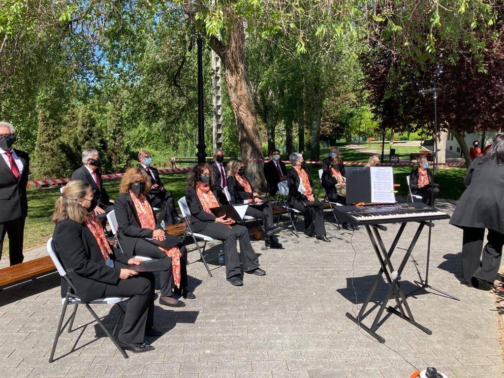 Eucaristía en honor al patrón de Arroyo Núcleo, San Juan Evangelista, al aire libre y a las puertas de la iglesia románica ante Portam Latinam. 