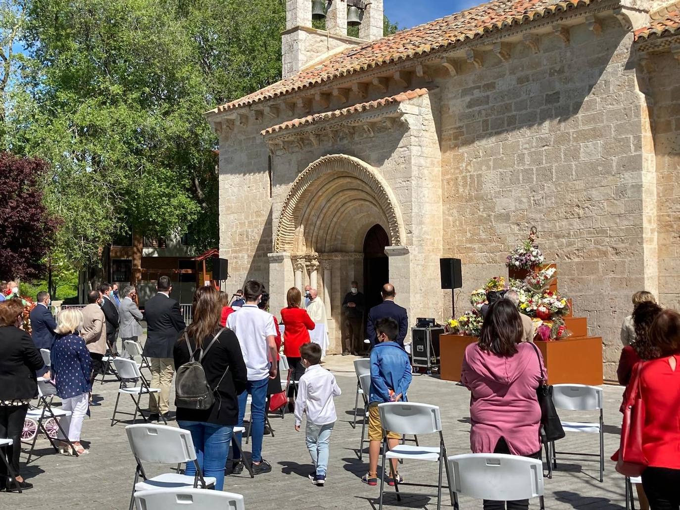 Eucaristía en honor al patrón de Arroyo Núcleo, San Juan Evangelista, al aire libre y a las puertas de la iglesia románica ante Portam Latinam. 