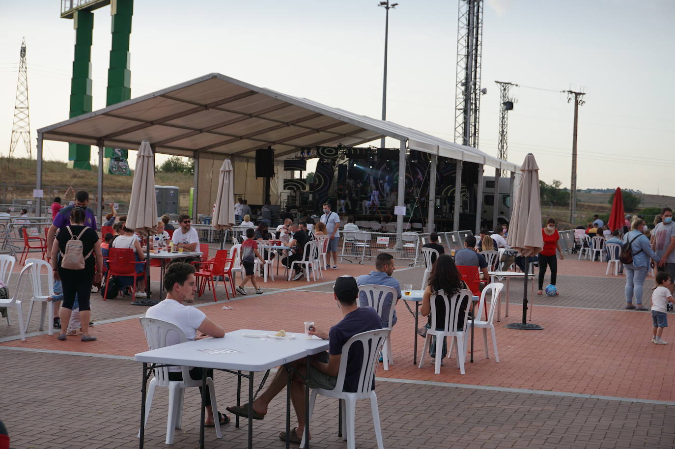 Responsabilidad y sensatez en los peñistas de La Flecha, sin quitarse las mascarillas en el recinto habilitado para celebrar las fiestas en honor a San Antonio. 