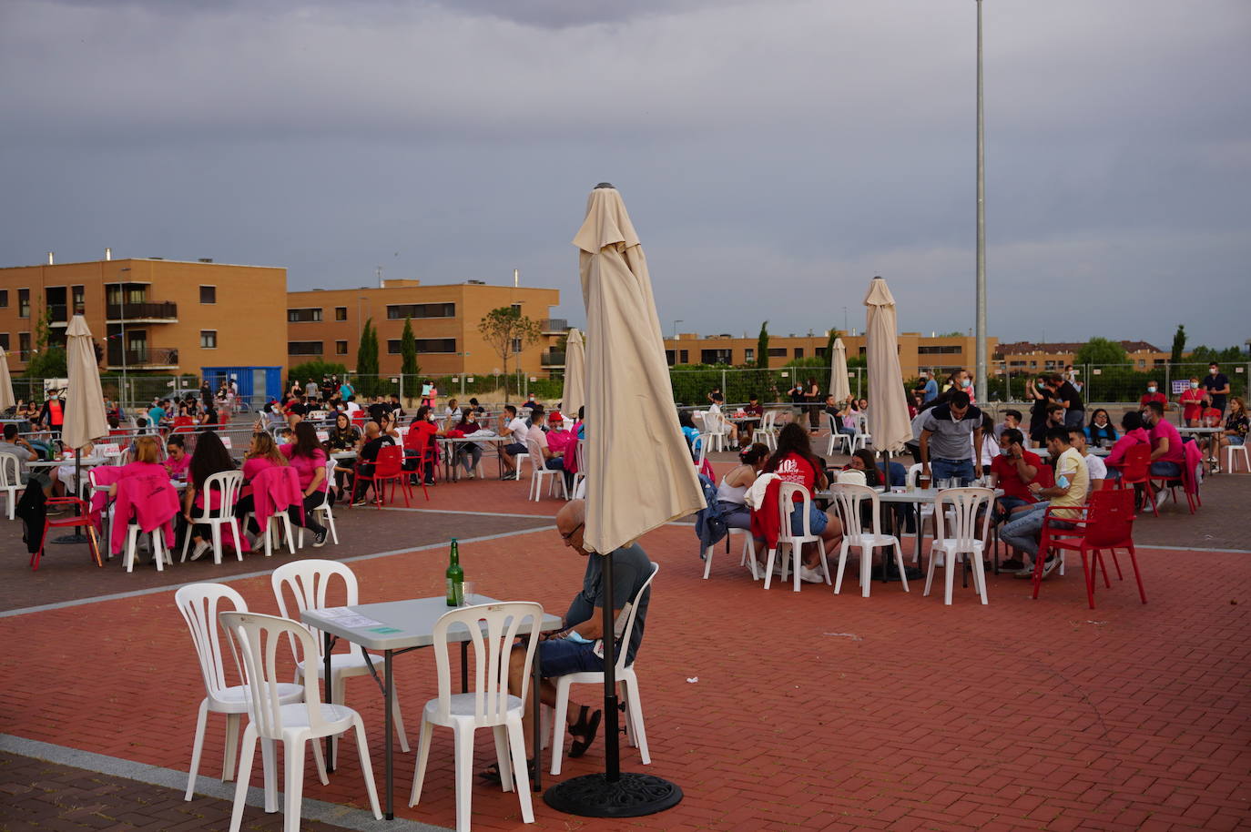 Responsabilidad y sensatez en los peñistas de La Flecha, sin quitarse las mascarillas en el recinto habilitado para celebrar las fiestas en honor a San Antonio. 