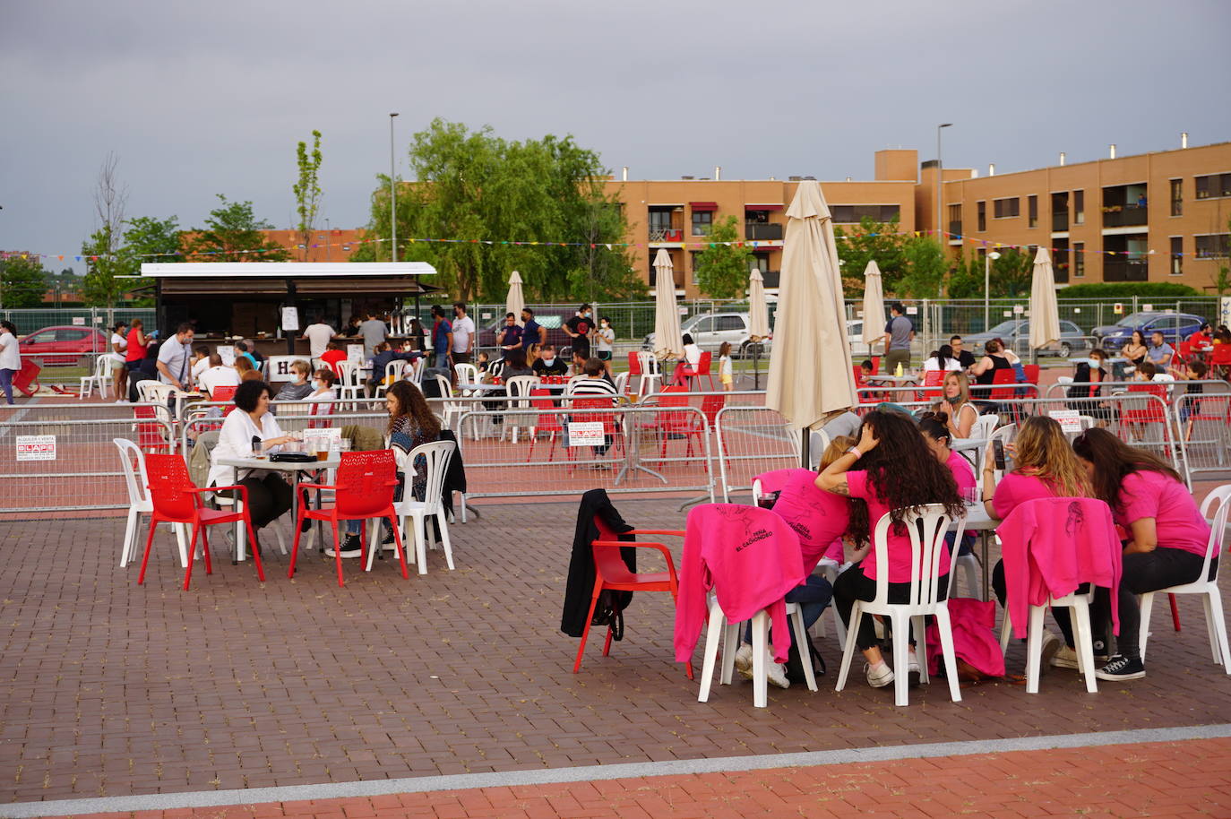 Responsabilidad y sensatez en los peñistas de La Flecha, sin quitarse las mascarillas en el recinto habilitado para celebrar las fiestas en honor a San Antonio. 