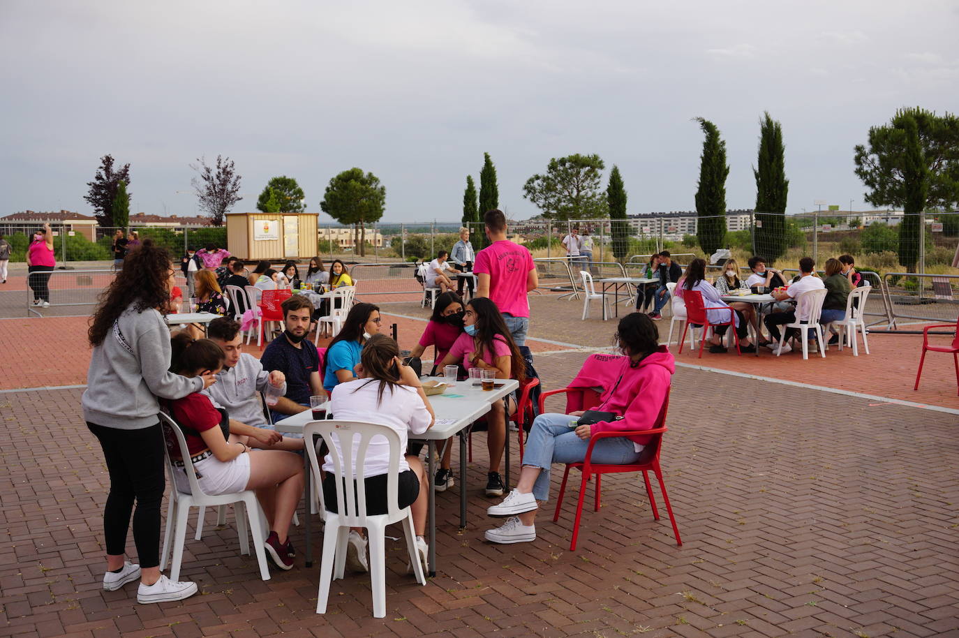 Responsabilidad y sensatez en los peñistas de La Flecha, sin quitarse las mascarillas en el recinto habilitado para celebrar las fiestas en honor a San Antonio. 