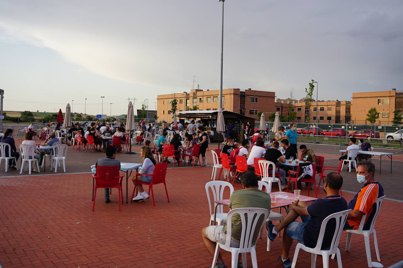 Responsabilidad y sensatez en los peñistas de La Flecha, sin quitarse las mascarillas en el recinto habilitado para celebrar las fiestas en honor a San Antonio. 