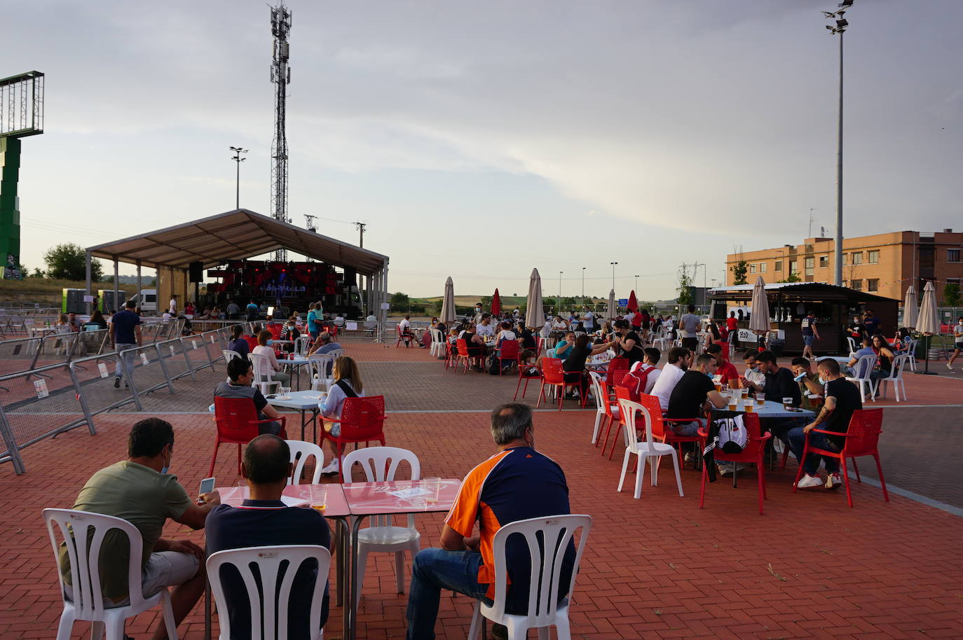 Responsabilidad y sensatez en los peñistas de La Flecha, sin quitarse las mascarillas en el recinto habilitado para celebrar las fiestas en honor a San Antonio. 