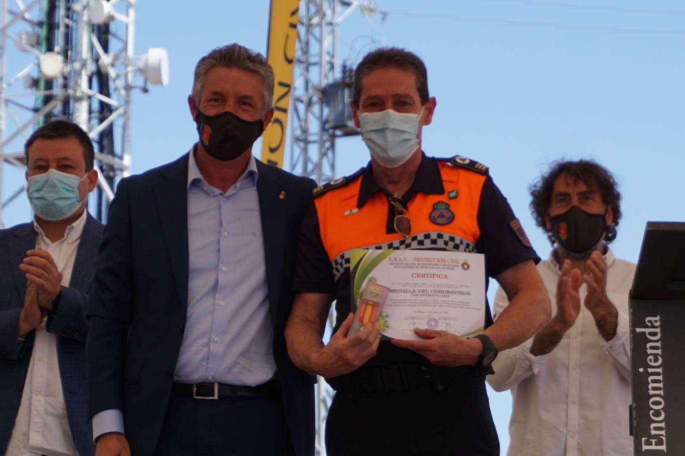 Voluntarios de Protección Civil y concejales de Arroyo junto al alcalde, Sarbelio Fernández, nada más recibir el reconocimiento del municipio a su labor durante el confinamiento y el temporal Filomena. 