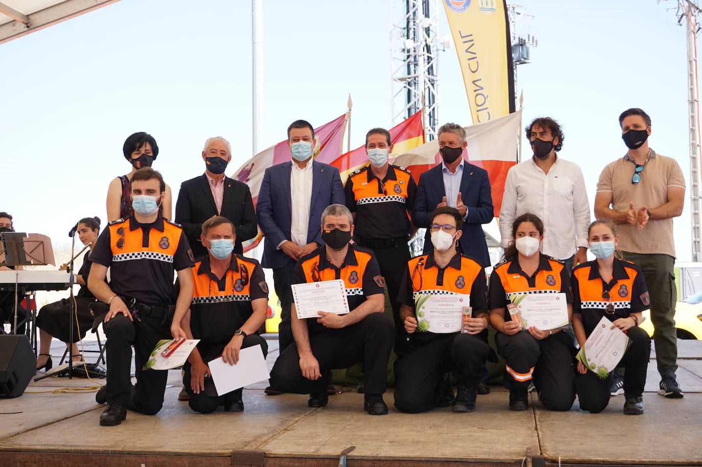 Voluntarios de Protección Civil y concejales de Arroyo junto al alcalde, Sarbelio Fernández, nada más recibir el reconocimiento del municipio a su labor durante el confinamiento y el temporal Filomena. 