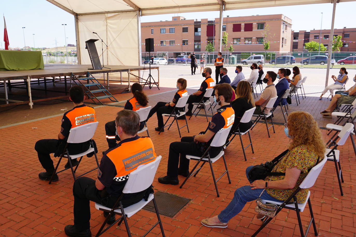 Voluntarios de Protección Civil y concejales de Arroyo junto al alcalde, Sarbelio Fernández, nada más recibir el reconocimiento del municipio a su labor durante el confinamiento y el temporal Filomena. 