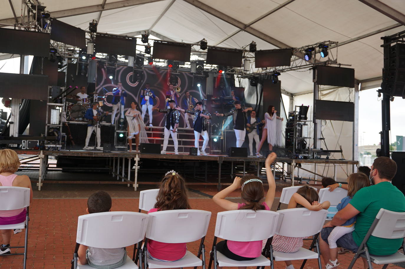 La orquesta Pasarela animó la tarde del pasado viernes. Hoy será el turno de la orquesta Vulkano sobre el escenario del Peñódromo. 