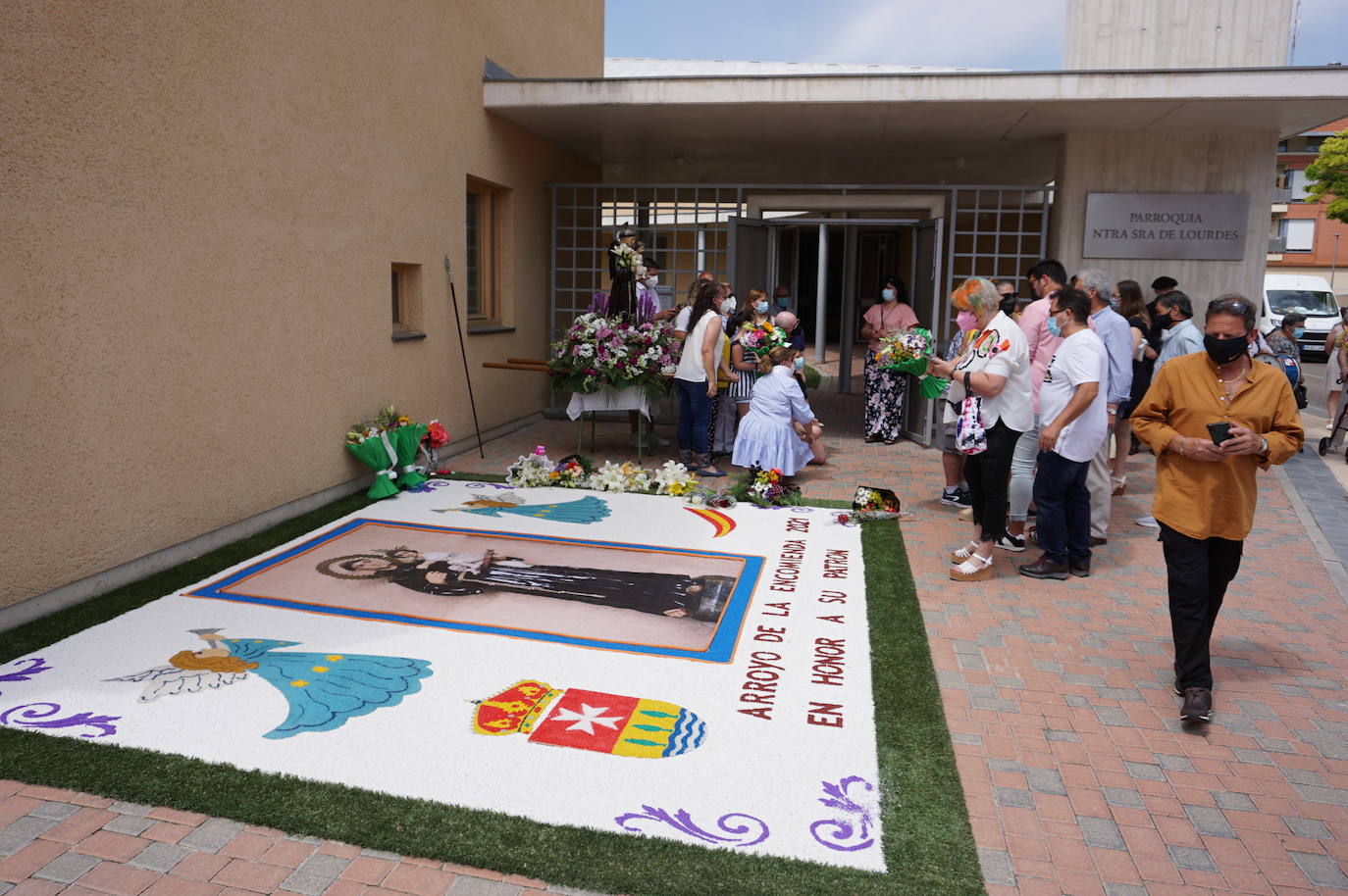 La familia Villarreal posa delante de la talla de San Antonio instantes previos a realizar la ofrenda floral. 