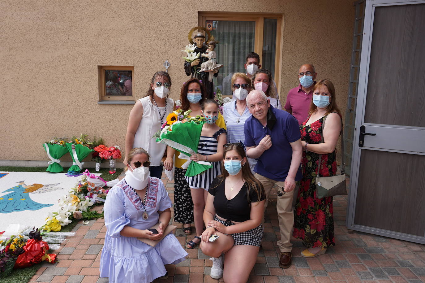 La familia Villarreal posa delante de la talla de San Antonio instantes previos a realizar la ofrenda floral. 