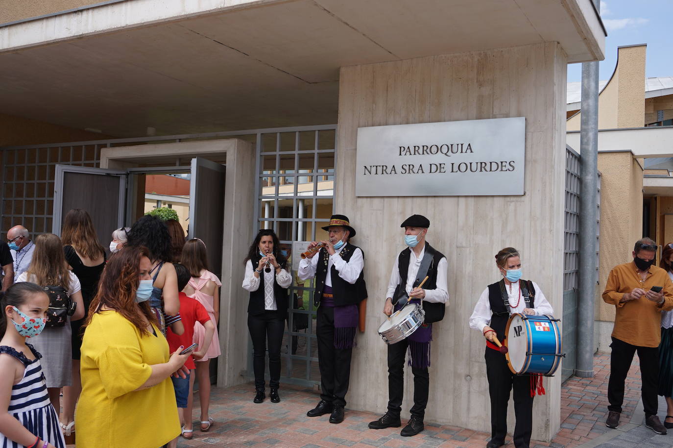 La familia Villarreal posa delante de la talla de San Antonio instantes previos a realizar la ofrenda floral. 