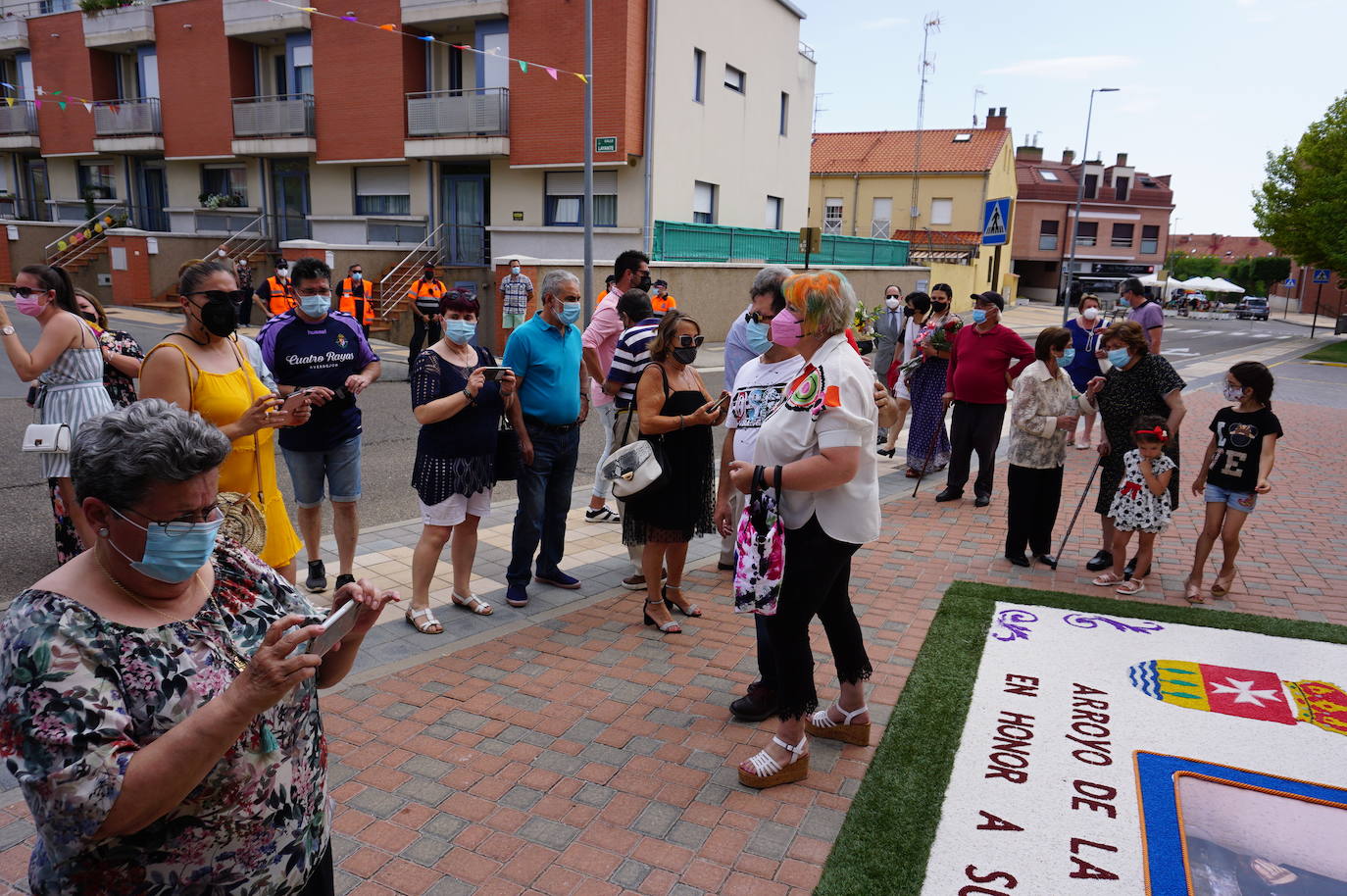 La familia Villarreal posa delante de la talla de San Antonio instantes previos a realizar la ofrenda floral. 