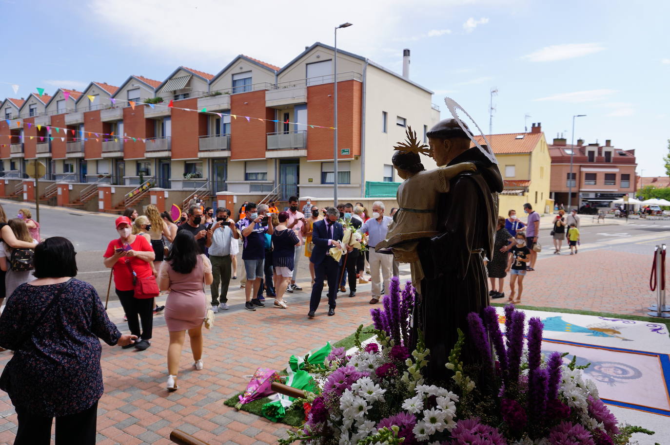 La familia Villarreal posa delante de la talla de San Antonio instantes previos a realizar la ofrenda floral. 