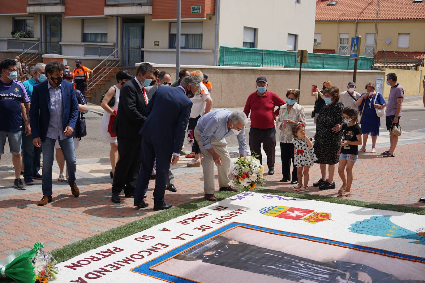 La familia Villarreal posa delante de la talla de San Antonio instantes previos a realizar la ofrenda floral. 