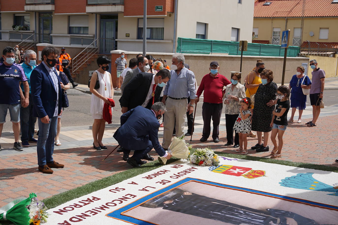 La familia Villarreal posa delante de la talla de San Antonio instantes previos a realizar la ofrenda floral. 