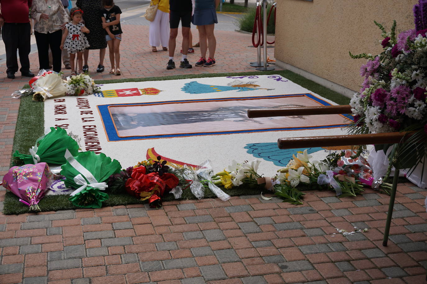 La familia Villarreal posa delante de la talla de San Antonio instantes previos a realizar la ofrenda floral. 