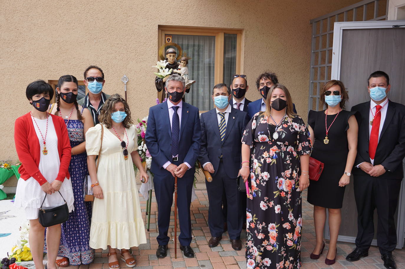 La familia Villarreal posa delante de la talla de San Antonio instantes previos a realizar la ofrenda floral. 