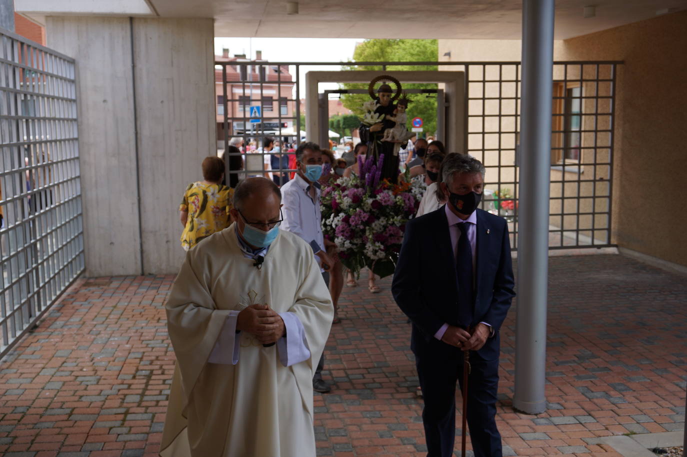 La familia Villarreal posa delante de la talla de San Antonio instantes previos a realizar la ofrenda floral. 