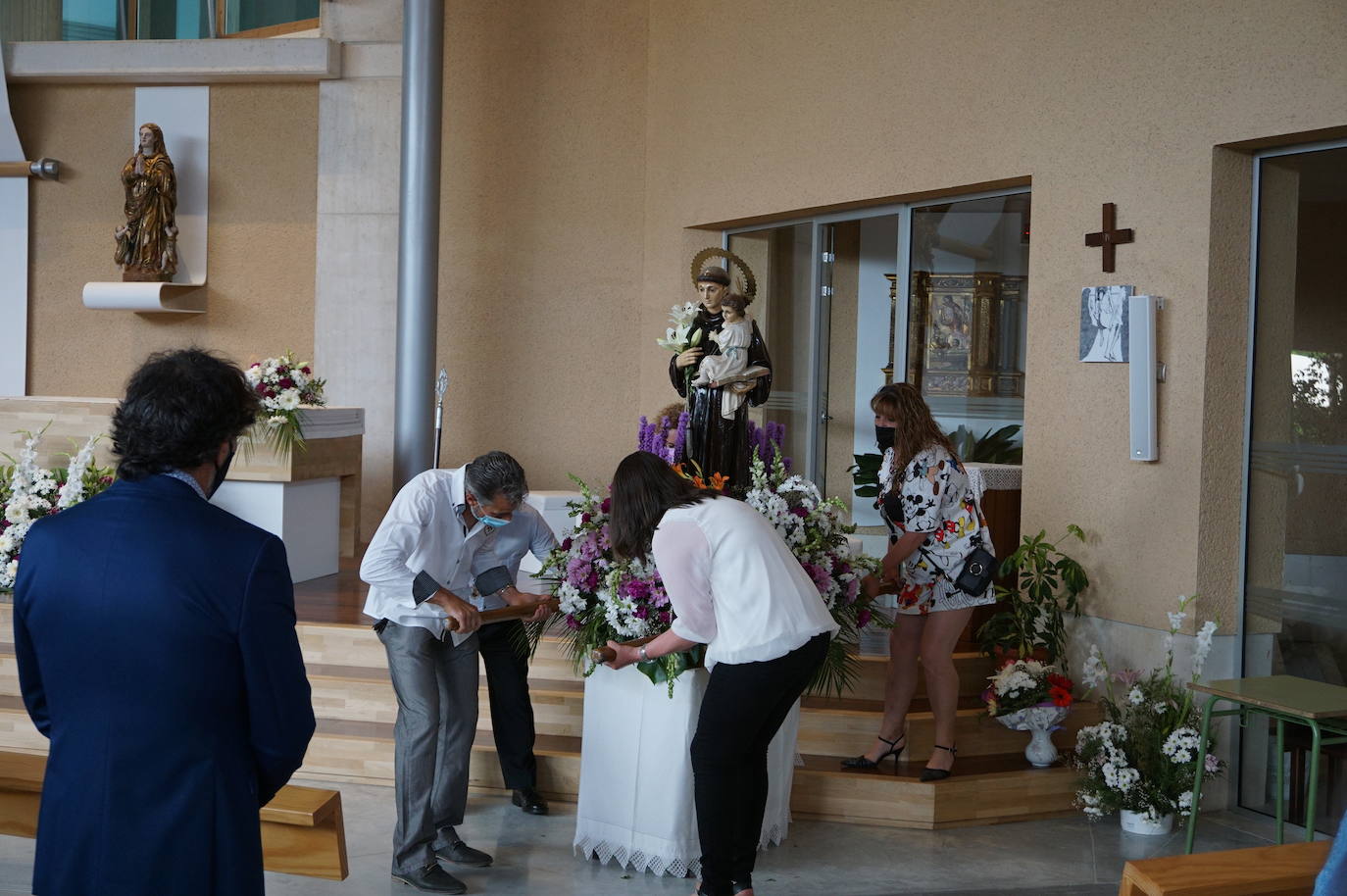 La familia Villarreal posa delante de la talla de San Antonio instantes previos a realizar la ofrenda floral. 